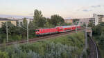 114 039 zieht einen Sonderzug der DB Regio Nordost mit 2 DoSto-Wagen von Frankfurt(O) nach Stralsund, hier gesehen und aufgenommen auf dem  Schwedter Steg  Höhe Berlin Gesundbrunnen.

Berlin, der 05.09.2025