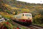 DB 103 245-7 mit Rheingoldzug in Oberwesel, Oktober 2025.