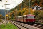VEB/AKE Schienenbus VT98 nach Rüdesheim bei der Durchfahrt in Oberwesel, Oktober 2025.