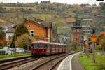 VEB/AKE Schienenbus VT98 nach Rüdesheim bei der Durchfahrt in Oberwesel, Oktober 2025.