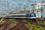 TRI 111 130-1 mit Fußballsonderzug bei der Einfahrt in Köln Hbf, April 2026.
