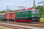 Lok 242 001 mit dem „R�gen-Express“  in Bergen auf R�gen.