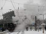01 1533 macht viel Dampf in Dresden-Neustadt nach Ankunft mit dem OSE-Sonderzug aus Lbau; 20.02.2009 frh  