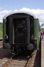 Auch nicht mehr alltglich! Laternen als Zugschlusignal. Gesehen am 09.06.2012 an einem Sonderzug der PRESS und des Vereins Schsischer Eisenbahnfreunde mit Fahrziel Wernigerode und Bad Harzburg im Bahnhof Sandersleben. Vorn am Zug qualmt brigens 01 0509!