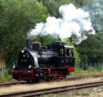 DR 89 7513 beim Rangieren im Bhf. Bornum (Harz) anlsslich der Veranstaltung   Aktion Feriendampf  vom Landkreis Hildesheim, ex KBS 241 Derneburg – Seesen, fotografiert am 22.07.2012 --> Die Lok wurde hnlich der preuischen T3 konstruiert, jedoch mit grerem Kessel. Gebaut wurde die Lok von der Firma Jung, Jungenthal 1911 mit der Fab.-Nr. 1720. Die Lok war bis 1964 beim Bw Hannover Hbf. aktiv und stand danach bis 1977 in Berlin auf einem Spielplatz. Nach ihrer Aufarbeitung fhrt sie nun fr den Dampfzug Betriebsgemeinschaft Hildesheim e.V. 