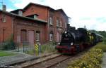 DR 89 7513 mit Sonderzug Derneburg - Bockenem, anlsslich der Veranstaltung   Aktion Feriendampf  vom Landkreis Hildesheim, ex KBS 241 Derneburg – Seesen, fotografiert bei Einfahrt in Bhf. Bockenem am 22.07.2012  --> Hinter der Lok hngt hngt der zweiachsige Kesselwagen DR 585 216, der die Lok auf ihrer Fahrt mit Wasser versorgt.

