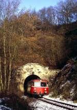 798 823-1 + 998 184-6 + 998 859-3 am Dodenauer Tunnel auf dem Weg nach Hatzfeld am 05.12.1992.