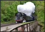 01 1533-7 (01 533) der sterreichischen Gesellschaft fr Eisenbahn-Geschichte (GEG) fhrt am 18. Mai 2013 mit ihren Sonderzug von Augsburg Hbf ber Donauwrth, Treuchtlingen, Schwabach, Nrnberg Hbf und Hersbruck (rechts Pegnitz) nach Neuenmarkt-Wirsberg zu den dortigen Pfingst-Dampftagen im Deutschen Dampflokomotiv Museum.
Auf diesem Bild hier, kommt die Dampflok gerade aus einem der vielen Tunnels im Pegnitztal herausgefahren. Aufgenommen bei Velden.