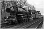 Alte Lady in schwarz/weiß  01 150 beim Wasserfassen in Hersbruck (rechts Pegnitz) am 8.