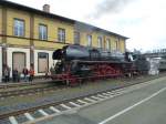 01 1533-7 steht hier gerade am 10.04.2014 im Oberkotzauer Bahnhof.
Dort hatte sie einen Planmäßigen Aufenthalt von 47 Minuten.

Die Dampflok der Ulmer Eisenbahnfreunde war mit einigen Historischen Wagen auf dem Weg zum großen Dampfloktreffen in Dresden.