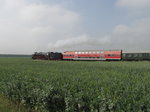 Der diesjährige  Regenbogen-Express  RE 16275 von Sondershausen nach Erfurt hatte am 28.05.2016 neben den Wagen des Thüringer Traditionszugs auch zwei Doppelstockwagen im Zugverband, um die