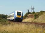 Ein NOB-Steuerwagen rollt am 6.08.09 als NOB 80539 nach Hamburg-Altona durch die einsame, verlassen wirkende Landschaft bei Morsum auf den Hindenburgdamm Richtung Niebll.