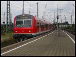 Ein Bxf (Schublok 143 215) bei der Einfahrt in Neuss Hbf