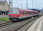 3.6.2011 12:13 Steuerwagen an der Spitze einer S-Bahn nach Hartmannshof wird von Baureihe 111 212-7 aus dem Bahnhof Bamberg geschoben.