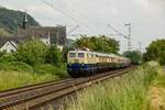 DB E10 1239 mit FEK-Rheingold in Leutesdorf, Mai 2023.