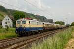 DB E10 1239 mit FEK-Rheingold in Leutesdorf, Mai 2023.