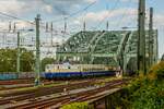 DB E10 1239 mit Rheingold bei der �berquerung der Hohenzollernbr�cke in K�ln, August 2024.