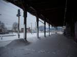 Selbst bis unter die Bahnsteigberdachung von Bergen/Rgen fegte  Keziban  den Schnee am 30.Januar 2010.