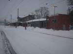 Es hrt nicht auf mit dem Schnee.So auch am 03.Februar 2010 als wieder Schnee gab und der Schneetrupp wieder den Schnee vom Bahnsteig in Bergen/Rgen schob.