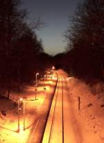 Der verschneite Haltepunkt Sierksdorf/Ostsee am frhen Abend des Neujahrstages. 1.1.2011