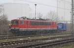 Doch noch ein Winterbild in 2020 ? - bei einsetzendem Schneefall am 30.03.2020 rangiert die 312 055 der Zuckerfabrik Anklam die 155 195 der FWK für EBS. Fussweg am Lilienthalmuseum. Anklam.