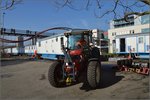 Abladen des Zirkus Knie in Konstanz. Über die Rampe mit dem Traktor. April 2016.

Für Ungläubige... Standort des Fotografen hinter dem Baum.