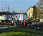Abladen des Zirkus Knie in Konstanz. Grenzgänger, direkt hinter dem Bahnübergang ist die Grenze zur Schweiz. April 2016.