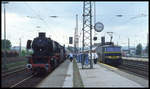 Während 41360 mit dem Rheingold Sonderzug für die Mitglieder des BDEF am Bahnsteig in Düren steht, rauscht auf der anderen Seite am 27.5.1995 die belgische 1604 mit dem Express aus