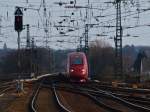 Wie eine schleichende Raubkatze nhert sich ein Thalys von Kln kommend am 12.03.2011 ber das Burtscheider Viadukt dem Aachener Hbf.