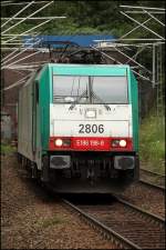 E186 198 (2806) hat soeben mit einem Kesselzug den Gemmenichertunnel in Richtung Montzen verlassen.