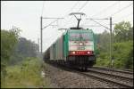 Die E186 215 (2823) und E186 200 (2806) bringen einen langen Kesselzug nach Aachen-West.