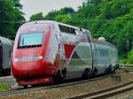 Ein Thalys legt sich am 03.07.2012 elegant von Belgien ber Aachen kommend auf der KBS 480 im Eschweiler Bahnhof in die Kurve.