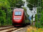 Auf dem Weg von Kln ber Aachen und Lttich nach Paris, ein Thalys am 16.07.2012 auf der Sdrampe von Aachen Hbf hoch zum Buschtunnel. Hier wird schon wie in Belgien blich links gefahren. Beim Halt im Aachener Hbf wird auch schon auf das belgische 3 kV Gleichstromsystem gewechselt. Dazu senkt der Thalys die Stromabnehmer, es wird von 15 kV Wechselstrom auf 3 kV Gleichstrom gewechselt, die Stromabnehmer werden wieder an den Draht gelegt und schon kann es weiter Richtung Belgien gehen. 