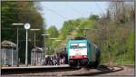 Whrend die Fahrgste auf den Regionalexpress warten,fhrt die belgische Cobra 2823
mit ihrer Gterfracht am Bahnsteig entlang. Szenario am Bahnhof Eschweiler im Mai 2013.