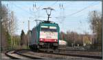 Die belgischen Cobras im Doppelpack unterwegs am frhen Abend auf der KBS 480. Hier bei der Durchfahrt am Bahnhof von Eschweiler. Am Haken ein Kesselwagenzug. Bildlich festgehalten im April 2013.