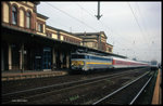 Die SNCB 1805 mit EC nach Brüssel erreicht am 21.5.1998 um 9.39 Uhr den Bahnhof Düren.