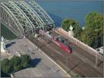 Blick von der �ffentlichen Panoramaplattform auf dem Dach des Hochhauses K�lnTriangle auf die Hohenzollernbr�cke am 28.09.2008 um 11:59 Uhr. Ein aus Richtung K�ln Hbf kommende Thalys verl�sst gerade die Br�cke.