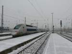 Er trotzt dem ganzen Schnee, NOCH ! :) 
Ohne Versptung verlsst dieser TGV den Karlsruher Hbf in Richtung Stuttgart. 8.1.10 
