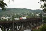 Eine Franzsiche Veolia Lok des Typ FRET 43 berquert am 22.08.10  mit einem Stahlganzzug die Moselbrcke bei Bullay Richtung Trier.