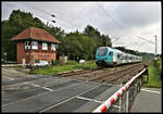 Eurobahn ET 4.06 passiert hier am 22.08.2021 um 9.30 Uhr auf der Fahrt nach Hengelo das alte westliche Stellwerk in Westerkappeln Velpe.
