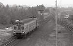 Zug E-3778 (Kleve - Nijmegen) bei der Einfahrt in Kranenburg am 30.04.1989. Steuerwagen (BDnf) und DB 212 051-7, aufgenommen von der Brücke aus. Stellwerk  Kf  sieht man im Hintergrund. Scanbild 216.7272, Ilford FP4.