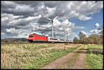 Vor den Windrädern bei Wissingen ist hier amn 11.04.2023 um 15.53 Uhr die DB 101134-5 mit dem IC von Berlin nach Amsterdam unterwegs.