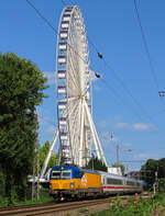 193 935 fährt mit dem Umleiter IC Berlin-Amsterdam über Hannover-Altenbeken-Hamm-Münster-Rheine am Riesenrad der Paderborner Libori Kirmes vorbei. Juli 2025