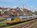 193 766 fährt mit einem IC von Amsterdam nach Berlin in den Bahnhof Rheine ein. Fotostandort ist das Parkhaus neben dem Bahnhof. April 2024