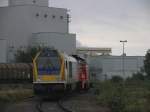 263 001-0 (Maxima 30 CC) der SGL (Schienen Gter Logistik GmbH) und D21 (ehemalige 211 125-0) der Bentheimer Eisenbahn AG whrend raingerarbeiten Coevorden de Heege (NL) am 18-9-2012.
