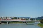 DB-Regionalbahn von Mnchen fhrt ber die neue Salzachbrcke und kurz dahinter in den Hauptbahnhof-Salzburg ein.