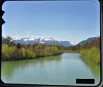 Ausblick durch`s S-Bahnfenster von Freilassing nach Salzburg auf die Salzach und den Untersberg - 25.04.2012