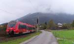 Noch knapp eineen Kilometer hat 2442 232 bis zum Bahnhof Garmisch-Partenkirchen zurückzulegen. Drei Kilomter verläuft die Außerfernbahn parallel zur Zugspitzbahn. Das Ziel des Hamsterbäckchens ist München Hbf. Bahnstrecke 5452 Garmisch-Partenkirchen - Griesen Grenze kurz nach dem Hp Hausberg am 08.10.2015  