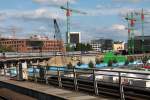 Reger Fernverkehr auf der Stadtbahn unmittelbar am Berliner Hauptbahnhof am 22.07.2012. Nach Osten die 370 010 mit dem EC 47 nach Warschau und dahinter in Richtung Westen der ICE 844/854 nach Kln und Koblenz.