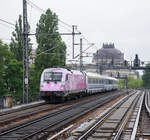 370 001 PKP Intercity mit EC 45 nach Warszawa Wschodnia im Bahnhof Berlin Hackescher Markt am 15.6.2016.Im Hintergrund die Kuppel vom Bode Museum in Berlin.